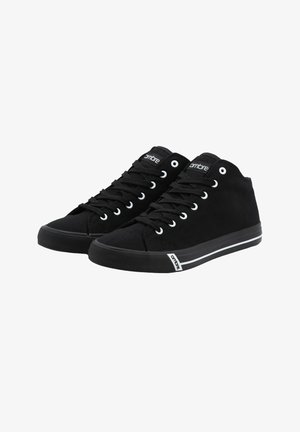 Pár černých vysokých plátěných tenisek s bílými očky, černými tkaničkami a značkovými štítky na jazyku a okraji podrážky.