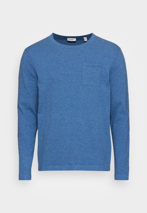 Blå langærmet bluse med rund hals og lille brystlomme, vist på hvid baggrund.