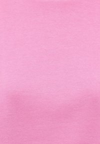 Texture de tissu rose pâle uni avec un motif de tissage subtil et de légères rides, éclairée uniformément sans éléments supplémentaires.