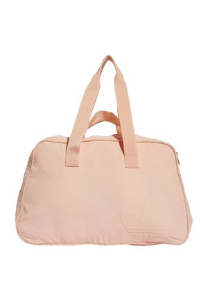 Sac polochon rectangulaire rose clair avec doubles poignées et un logo en relief subtil dans le coin inférieur droit, fermeture éclair sur le dessus.