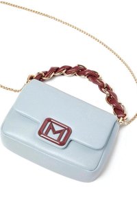Borsa in pelle blu chiaro con una tracolla in catena dorata e un dettaglio intrecciato in bordeaux. Presenta un logo quadrato bordeaux sul davanti.