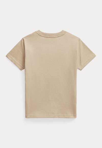Μπεζ βαμβακερό T-shirt με κοντά μανίκια, φαίνεται από πίσω σε απλό φωτεινό φόντο.