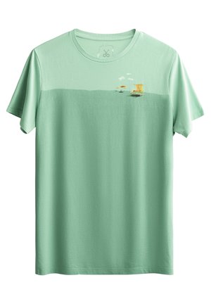 Mintgroene katoenen T-shirt met een grafische print van een strandwachtpost en strandparasols bij het water, met een zachte textuur.