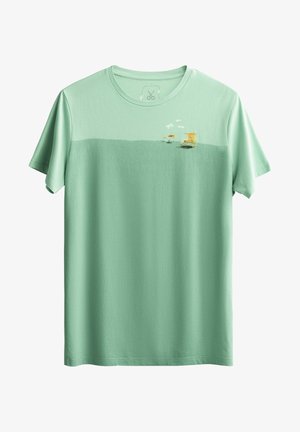 Mintgroene katoenen T-shirt met een grafische print van een strandwachtpost en strandparasols bij het water, met een zachte textuur.