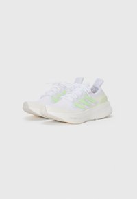 adidas Performance ULTRABOOST 5 - Løbesko til landevejen - white/semi green spark/grey one