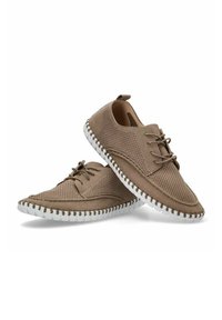 Zapatos marrones perforados con puntera redonda, suela de goma blanca y detalle de cordones. Parte superior de ante texturizado con acentos de costura alrededor del borde.