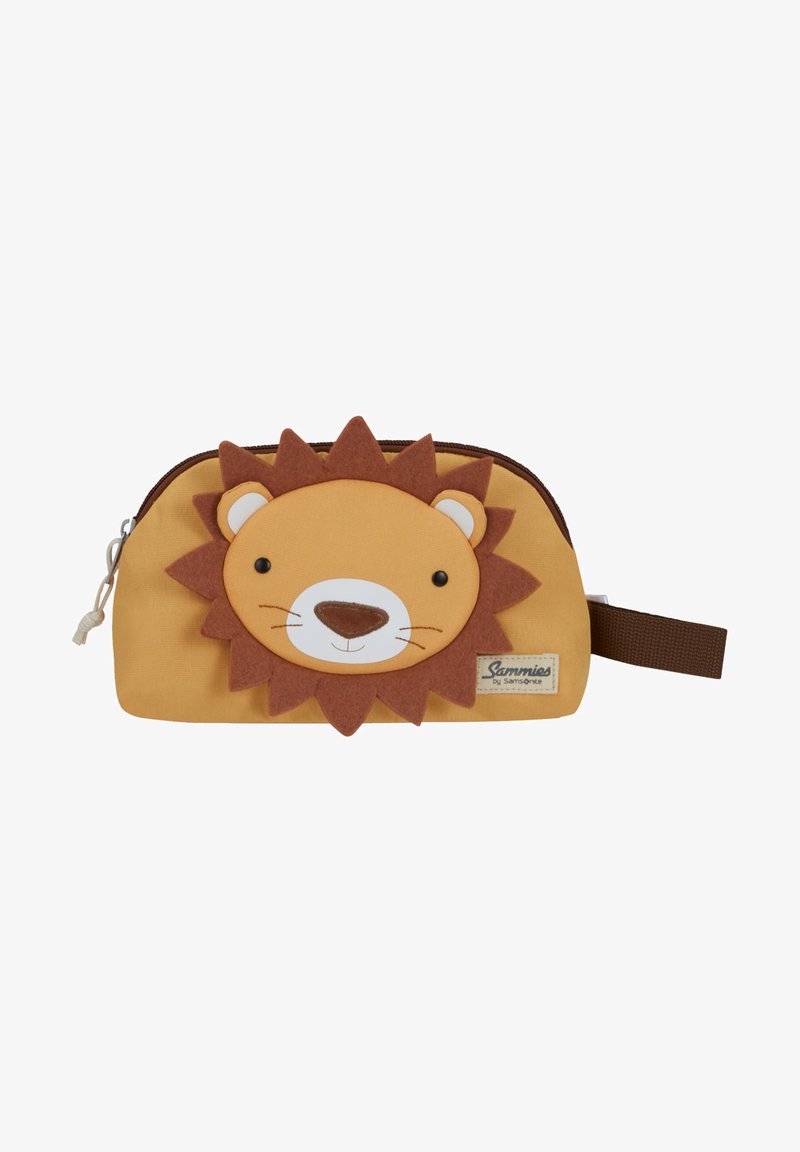 Bolsita de tela amarilla con un diseño de cara de león, que cuenta con una melena y orejas de fieltro marrón, acentos blancos y un zipper marrón con un asa.