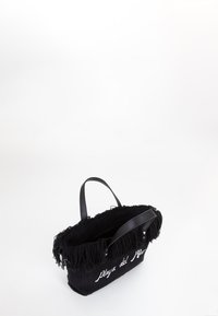 Borsa a tracolla nera intrecciata con manici in pelle, frange nella parte superiore e la scritta "Playa del Mar" ricamata in bianco sul davanti.