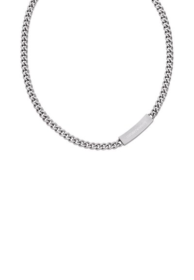 Hopeinen metalliketju, jossa on toisiinsa kytkeytyvät lenkit ja suorakulmainen tunnistetagi, jossa on kaiverrettu merkin nimi, sileä viimeistely ja kiillotettu pinta.