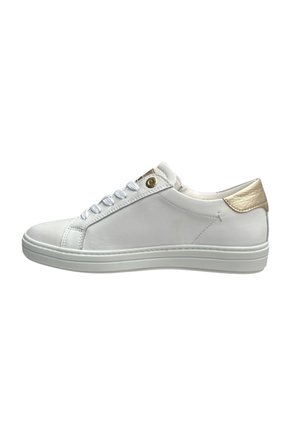 Baskets blanches en cuir avec une texture lisse, design à lacets, et un accent en métal doré au niveau du talon. Semelle extérieure épaisse en caoutchouc blanc.