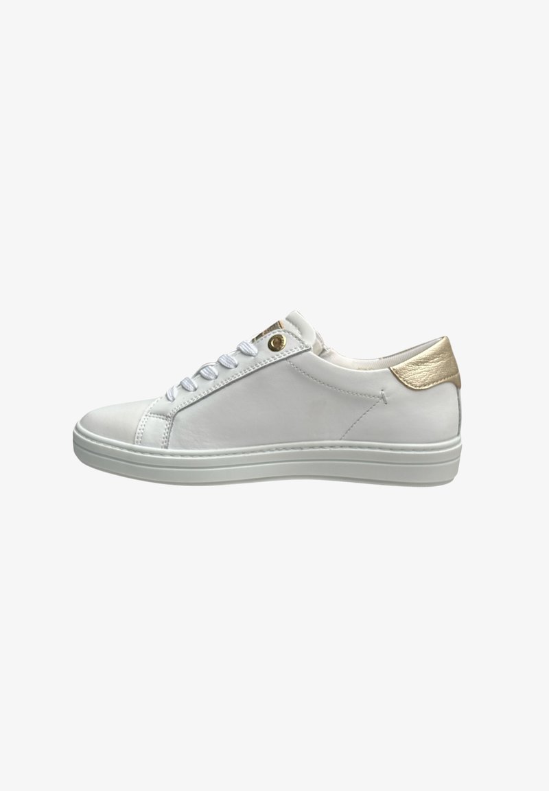 Witte leren sneakers met een gladde textuur, vetersluiting en een metallic gouden accent op de hak. Dikke witte rubberen buitenzool.