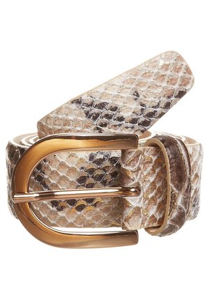 Beigen ja ruskean värinen nahkavyö käärmekuosilla, jossa on kaareva kultainen metallisolki, rullattuna valkoisella taustalla.