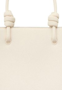 Biała torba na ramię o gładkiej teksturze, z węzłowymi uchwytami i minimalistycznym designem, wykonana z trwałego materiału.