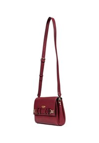 Borsa a tracolla in pelle bordeaux con chiusura a patta magnetica, dettagli in metallo dorato e finitura testurizzata. Cinghia regolabile inclusa.
