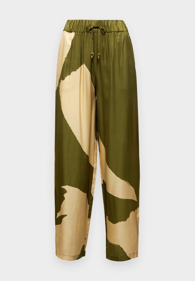 Pantalones de satén con un patrón abstracto en verde oliva y beige, cinturilla elástica con cordón ajustable y piernas estrechas.