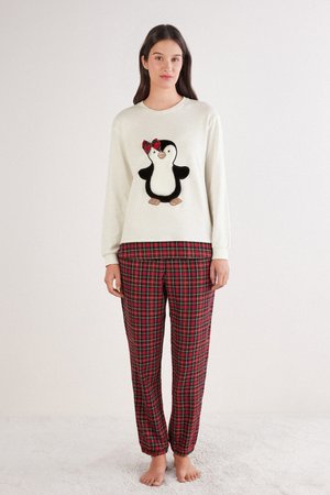 Biały długi rękaw sweter z aplikacją pingwina; czerwone i czarne spodnie piżamowe w kratę z elastycznymi mankietami.