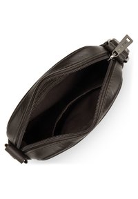 Borsa in pelle nera con chiusura a zip, caratterizzata da un esterno testurizzato e una fodera in tessuto marrone, comprende due scomparti interni.