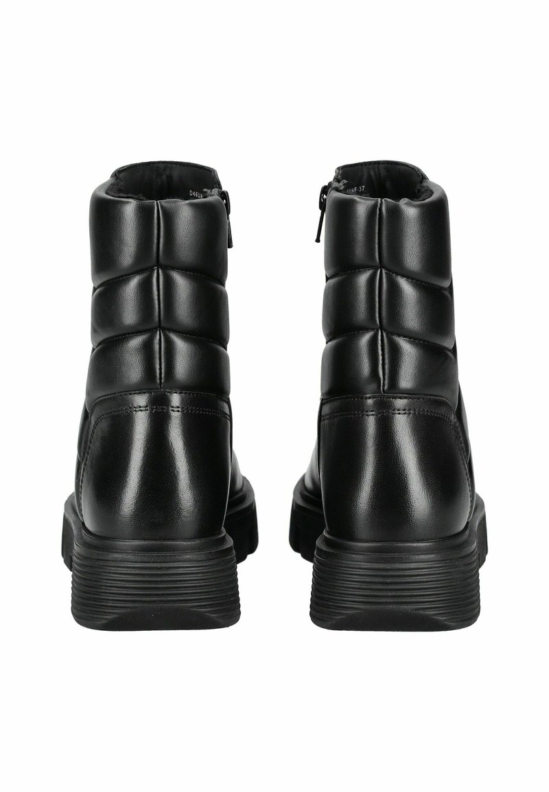 Czarne botki za kostkę z pikowaną skórzaną cholewką, okrągłym noskiem i żebrowaną teksturowaną podeszwą. Posiadają boczny zamek błyskawiczny, co ułatwia zakładanie.