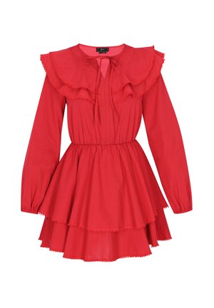 Raudona medvilninė suknelė su ilgomis rankovėmis, sluoksniuota volanų detalė kaklo ir apykaklės srityje, o liemuo elastingas. Susiriša kaklo srityje.