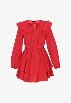 Abito in cotone rosso con maniche lunghe, dettagli a strati a volant sul collo e sull'orlo, e vita elastica. Lacci al collo.