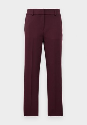 Pantalons ajustés à jambes droites en bourgogne profond avec passants de ceinture et devant plat, présentés sur fond blanc.