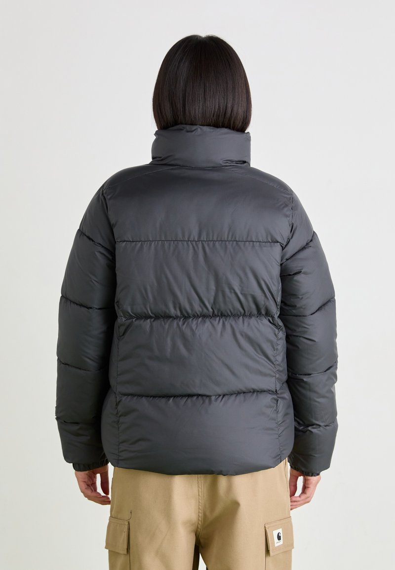 Donzenjack in donkergrijs met een hoge kraag, doorgestikt ontwerp en elastische manchetten. Heeft een relaxte pasvorm en een gladde, glanzende textuur.