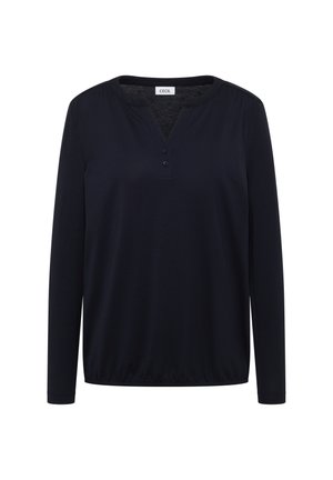 Blusa negra de manga larga con escote en V y dos botones, dobladillo elástico y etiqueta de la marca en el interior del collar.