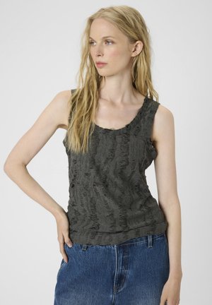 Haut sans manches gris foncé avec un design texturé et froissé. Encolure arrondie et coupe décontractée, associé à un short en denim.