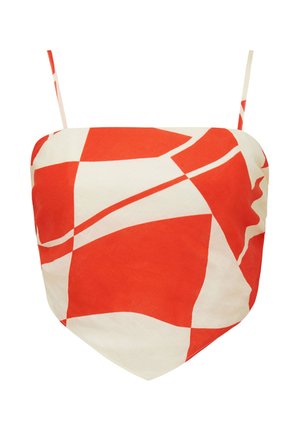 Crop top con motivo rosso e bianco a forma triangolare, con sottili spalline regolabili e una texture di tessuto liscia. Presenta un audace design astratto.