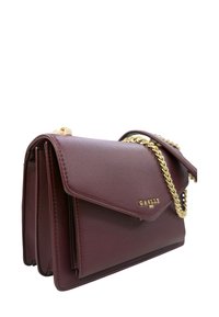 Borsa a tracolla in pelle bordò con catena dorata, caratterizzata da un pattina pieghevole e dettagli con logo sulla parte anteriore.