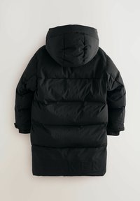 Manteau d'hiver noir matelassé avec capuche, manches longues et texte en relief subtil près de l'ourlet inférieur, vu de dos.