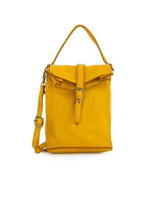 Žlutá kožená kabelka s horním uchem, nastavitelným ramenním popruhem a předním zapínáním na přezku na bílém pozadí.