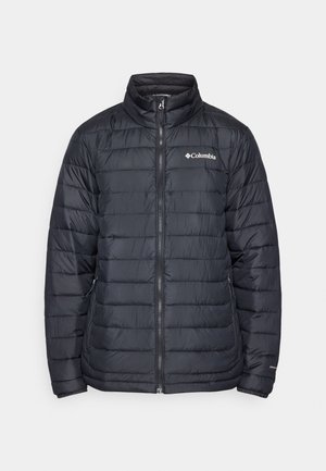 Svart dunjakke med høy krage, glidelås foran og horisontalt kviltet design. Har et Columbia-logo på venstre bryst.