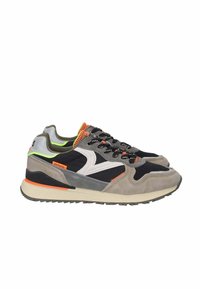 Sneakers met een combinatie van grijs suede, zwart gaas en witte leren accenten. Voorzien van neon groene en oranje details, en een gestructureerde zool.
