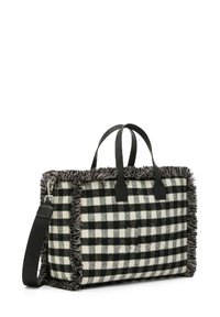 Borsa tote in tessuto a scacchi bianco e nero con bordi sfrangiati, manici in pelle e tracolla regolabile. Forma rettangolare.