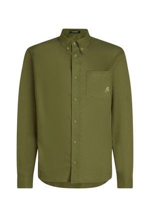 Camisa verde oliva de botones con cuello puntiagudo, mangas largas, un bolsillo en el pecho y logo bordado en el bolsillo. Tela suave y texturizada.