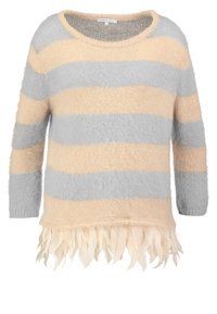 Gestreifter Pullover in Hellgrau und Beige, mit einer flauschigen Textur und einem gewellten Saum, der mit cremefarbenen Federn verziert ist. Lange Ärmel, runder Hals.