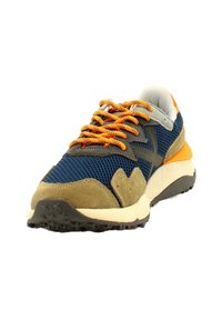 Zapatilla deportiva azul y gris con materiales de malla y ante, acentos naranjas, cordones texturizados y una suela negra y rugosa.