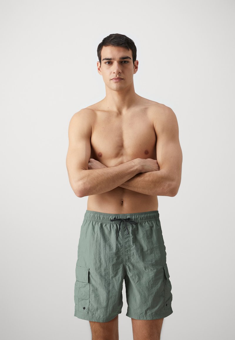 Lichtgroene cargo shorts met een elastische tailleband, koord en zijzakken. Gestructureerde stof met een licht gekreukt uiterlijk.