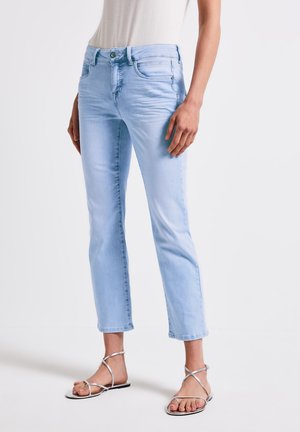 Lichtblauwe denim jeans met een slim fit, een middenhoogte taille en voorzakken. Voorzien van een knoop- en ritssluiting, en een schone zoom.