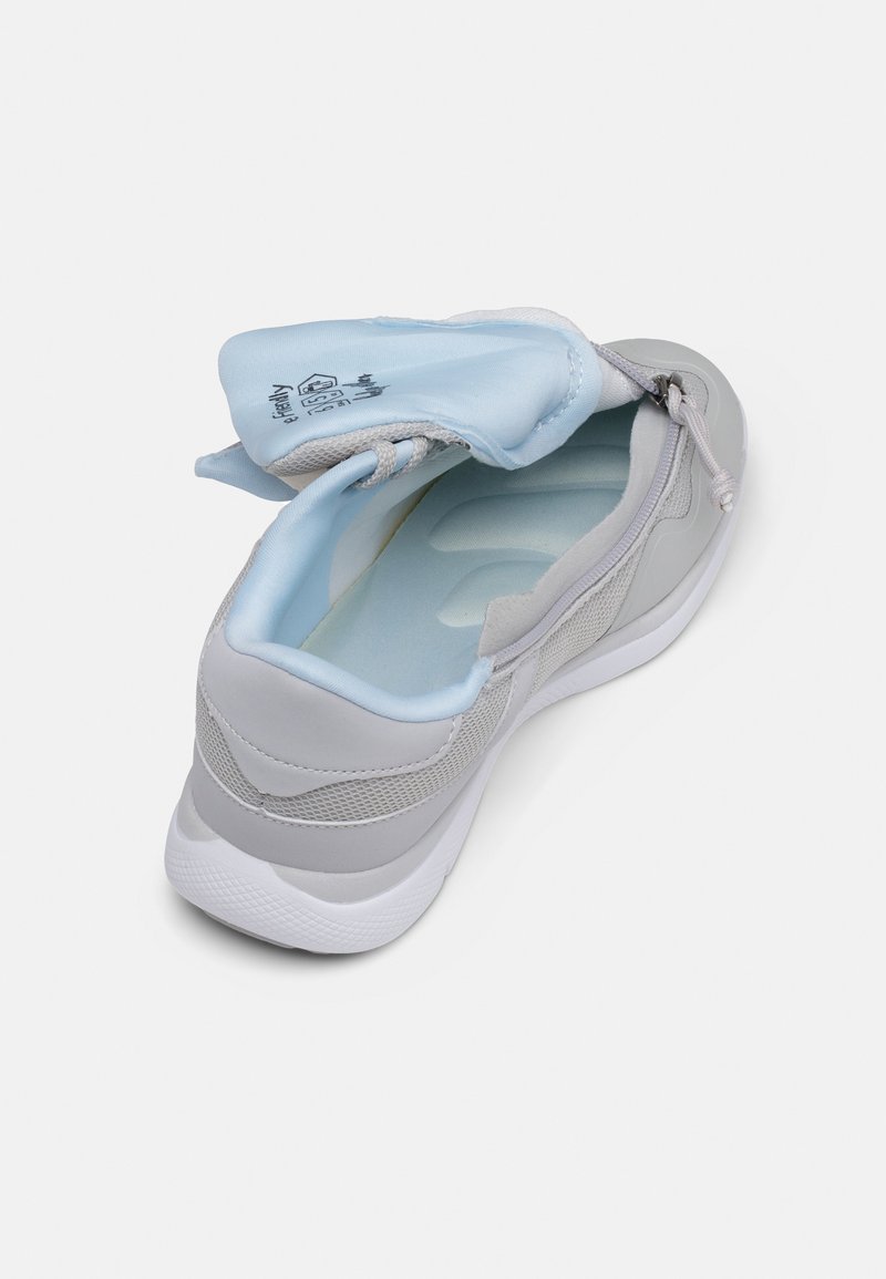 Grå sneaker med blå såle og polstret tunge. Har en teksturert overflate, mesh-detaljer og en gummisåle for godt grep.