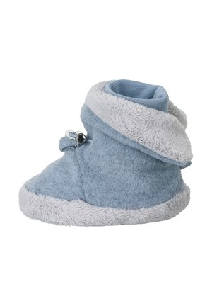 Blød blå babyfutteral med hvid fleeceforing, ombukket kant og justerbar snørelukning på hvid baggrund.
