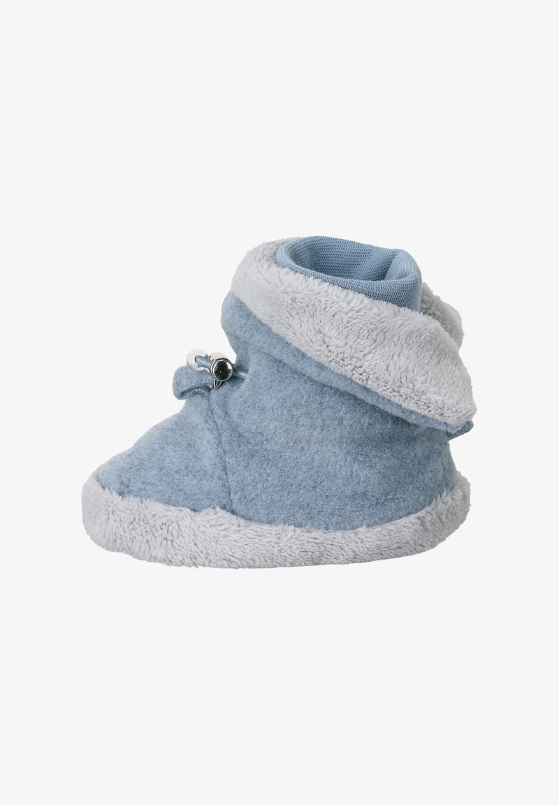 Chausson bébé bleu doux avec doublure en polaire blanche, revers rabattable et fermeture à bouton coulissant réglable sur fond blanc.