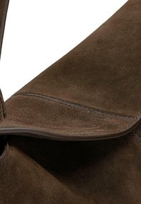 Brązowa zamszowa torebka o gładkiej fakturze, z klapką w składany fason i subtelnymi szwami wzdłuż krawędzi.