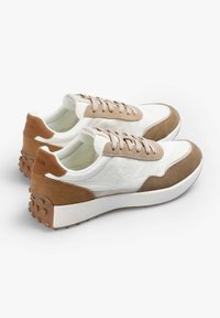 Białe i beżowe buty sportowe z zamszowymi akcentami, teksturowaną gumową podeszwą oraz haftowanym logo z boku. Model zapinany na sznurówki.