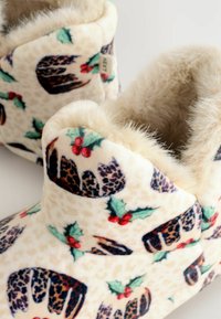 Uldne beige tøfler med jule-tema mønstre, der har leopardprint og kristtorndetaljer; med blødt for for ekstra komfort.