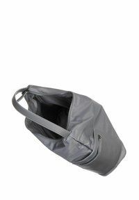 Sac fourre-tout en cuir gris à la texture douce, avec un compartiment principal zippé et une petite poche extérieure à fermeture éclair.
