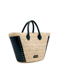 Bolso de paja trenzada con lados de imitación cuero negro, forma estructurada, doble asa superior y acentos de tachuelas en tono dorado. Logotipo de Gioseppo visible.
