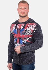 Langärmliges Grafik-T-Shirt in Schwarz mit einem abgenutzten Union Jack-Design und roten, weißen und blauen Akzenten. Weicher Stoff.