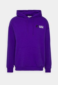 Hoodie violet en tissu doux avec une poche kangourou. Présente une petite icône yin-yang et le texte "SOYEZ GENTIL AVEC VOTRE ESPRIT" en blanc.